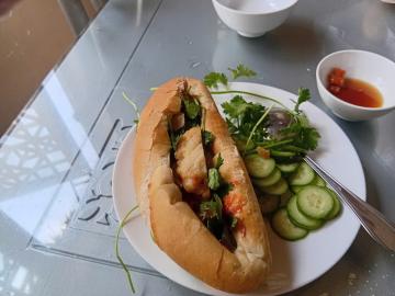 Bánh mì chả mực Hạ Long: Bí quyết chọn chả ngon và địa chỉ chuẩn vị